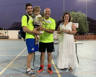 El Denigrés recibe la copa de campeón