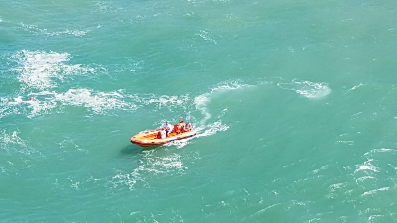 Embarcación de socorro de Cruz Roja