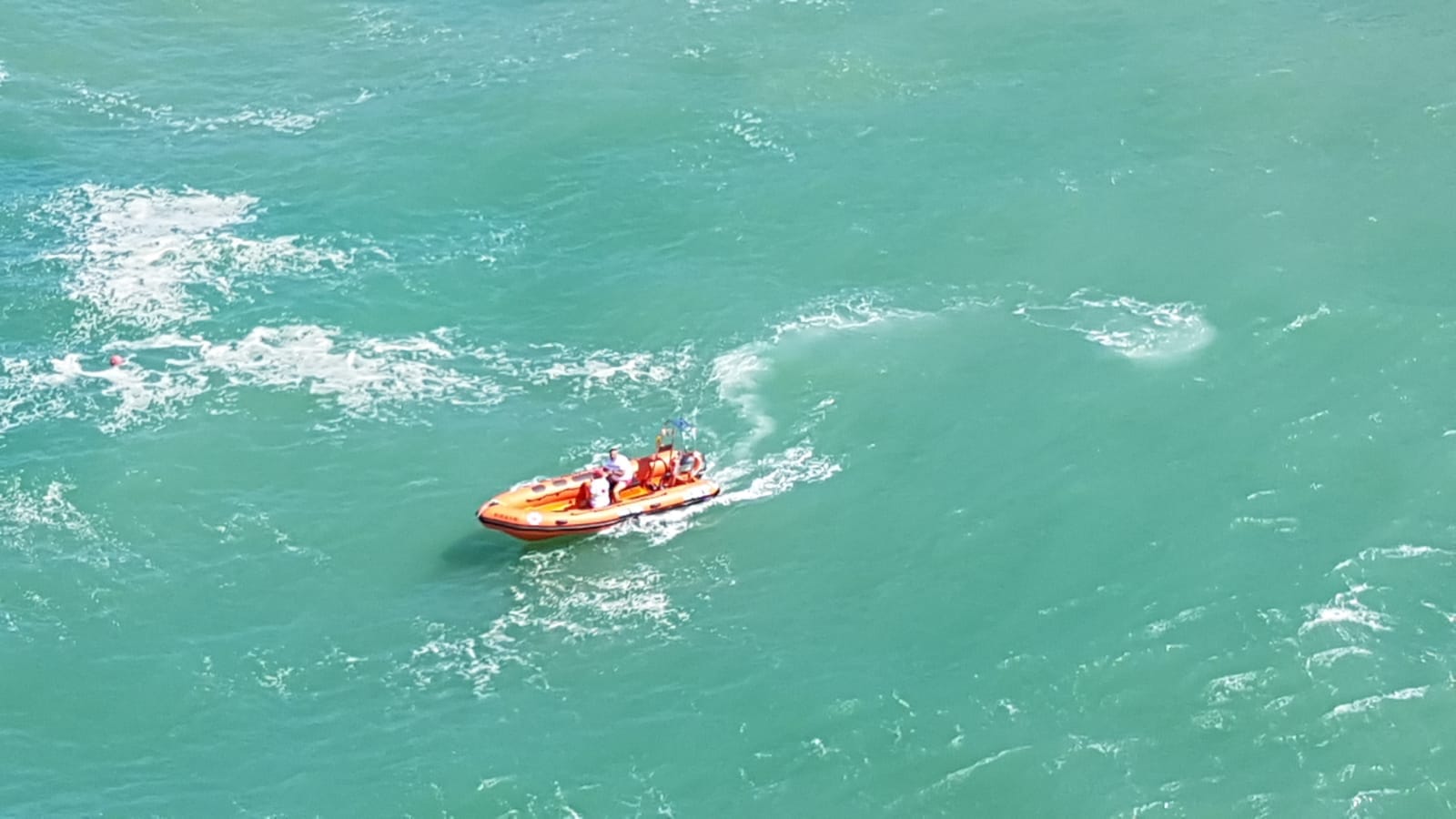 embarcacion de socorro de cruz roja