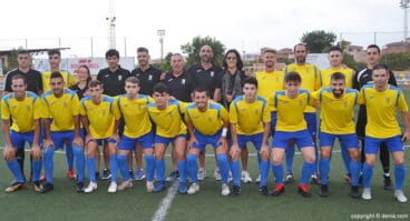 Esteban con su plantilla del CD Dénia temporada 2019-20
