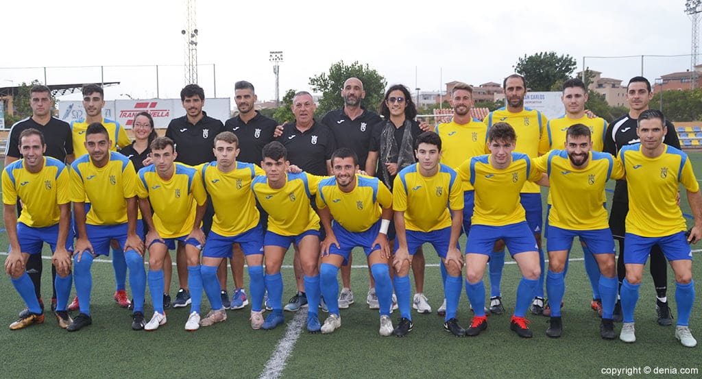 esteban con su plantilla del cd denia temporada 2019 20