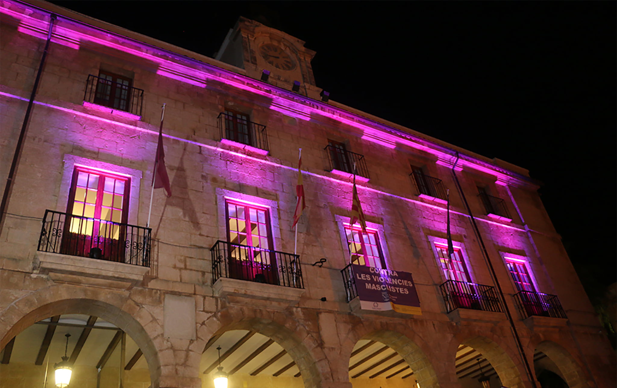 Fachada del ayuntamiento iluminada por el Día contra la violencia machista
