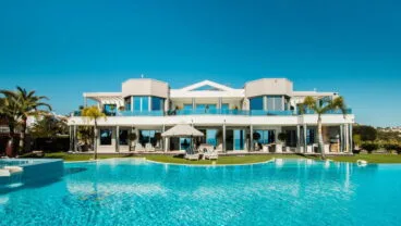 Fachada villa de lujo en Moraira – Fine & Country Costa Blanca Norte