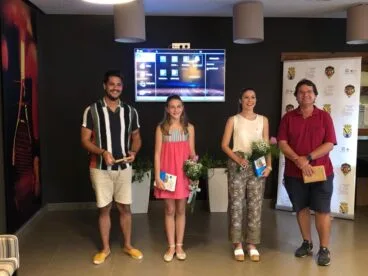 falleras mayores de denia 2020 junto a sus mantenidors