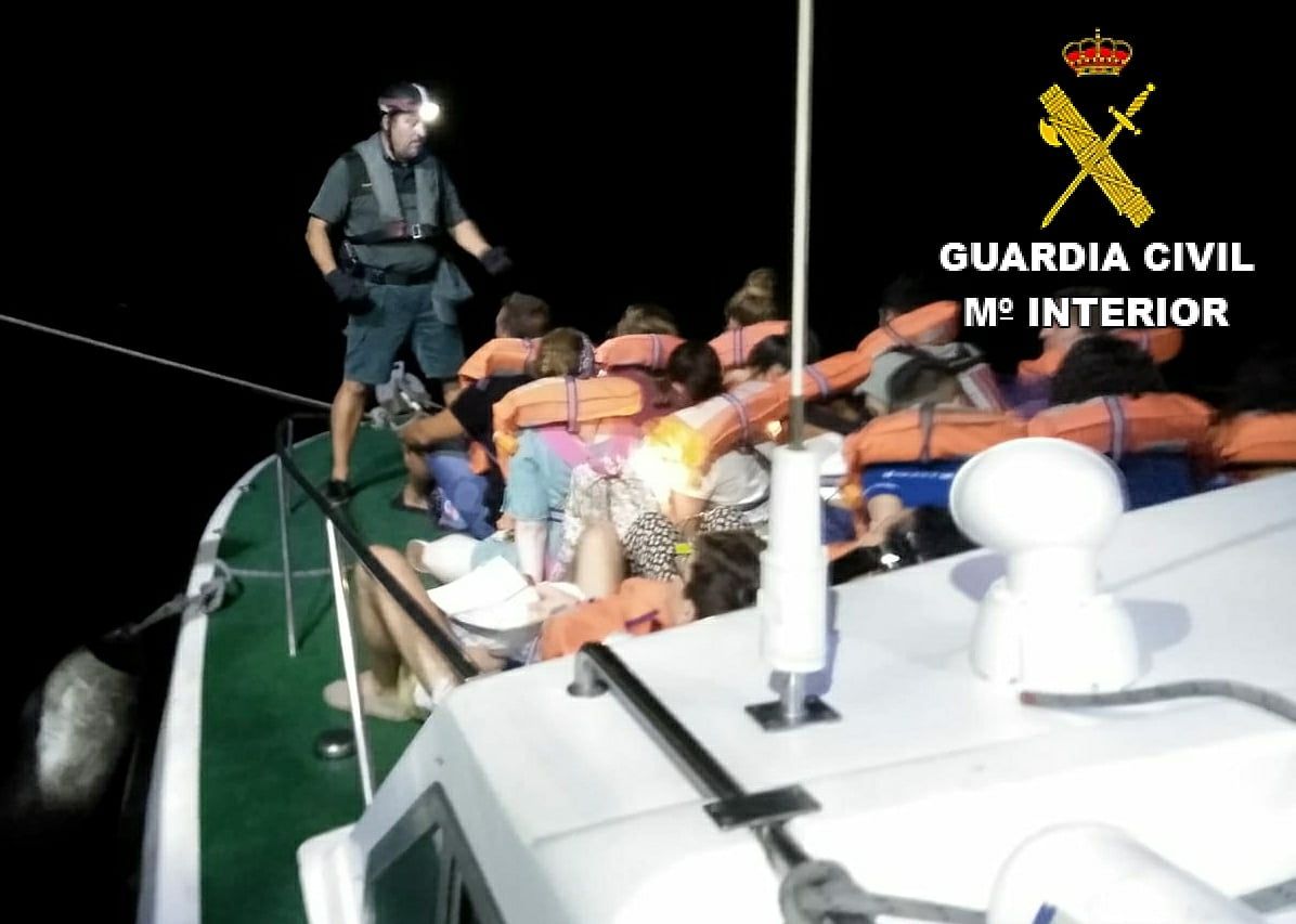 Guardia Civil ayuda en el rescate de los tripulantes del ferry encallado