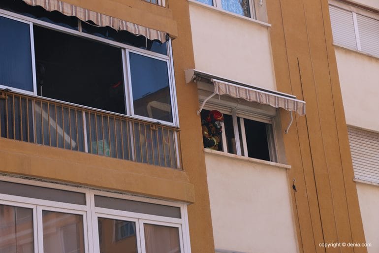 Incendio de una vivienda en la calle Sagunto 03