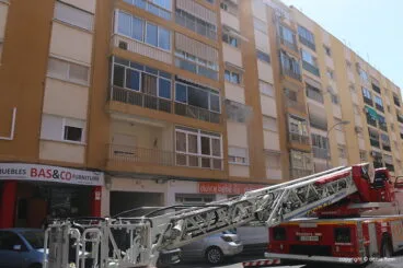 Incendio de una vivienda en la calle Sagunto 04