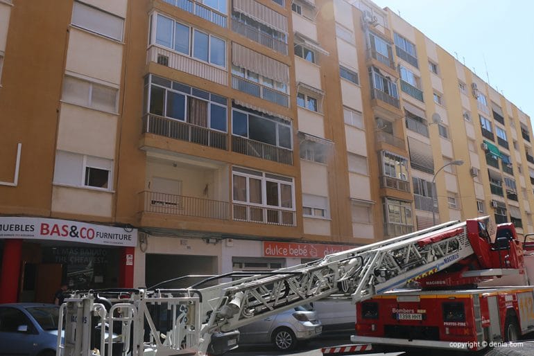 Incendio de una vivienda en la calle Sagunto 04