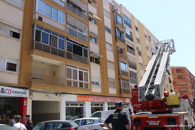 Un vecino salva al inquilino de un segundo piso que se ha incendiado en Dénia 4 incendio de una vivienda en la calle sagunto 08