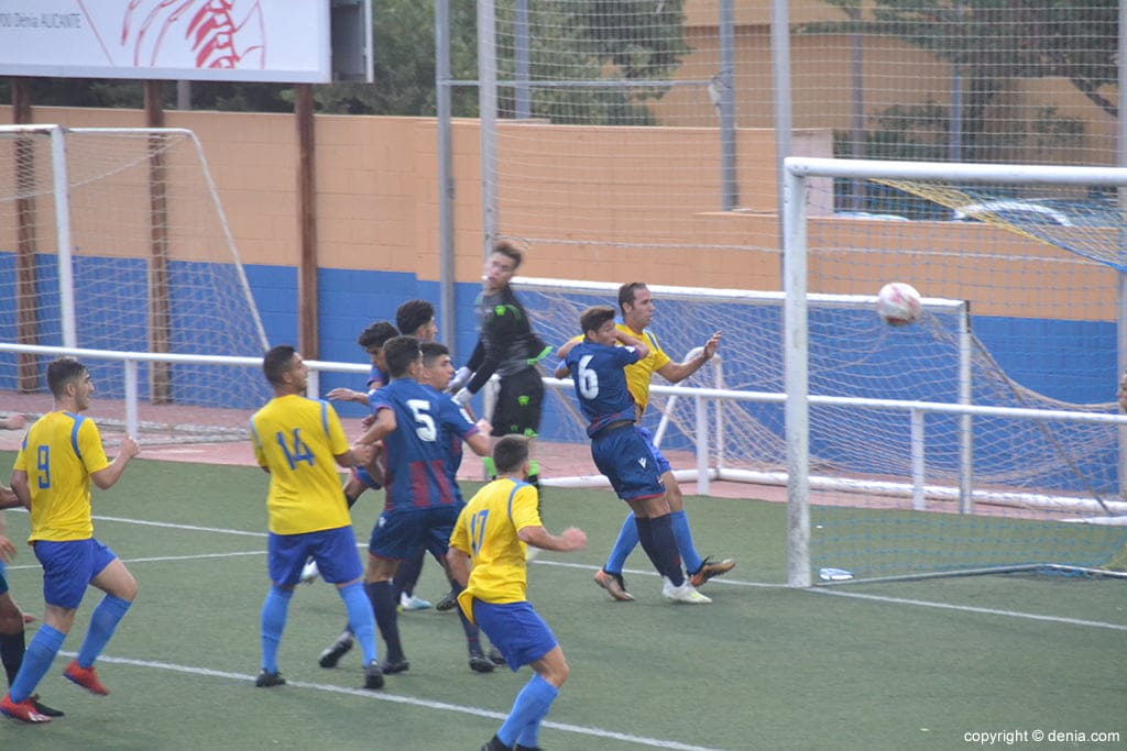 intento de remate de los jugadores dianenses