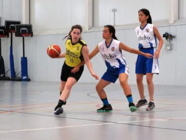 jugadora dianense botando la pelota