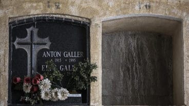 lapida de anton galler en el cementerio de denia