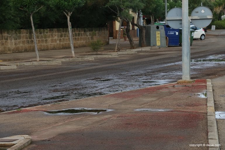Las consecuencias de la lluvia y el temporal en Dénia - calles embarradas