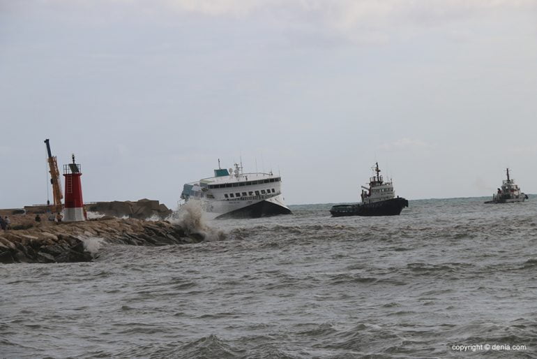 Las consecuencias de la lluvia y el temporal en Dénia - Labores con el ferry encallado