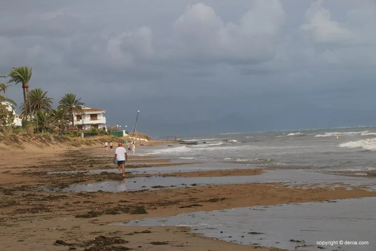 Las consecuencias de la lluvia y el temporal en Dénia - Playa Bovetes