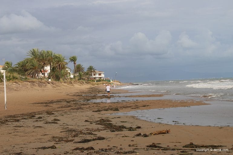 Las consecuencias de la lluvia y el temporal en Dénia - playa Les Marines
