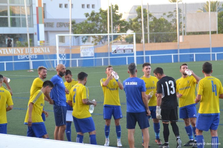 Los jugadores del Dénia refrescándose