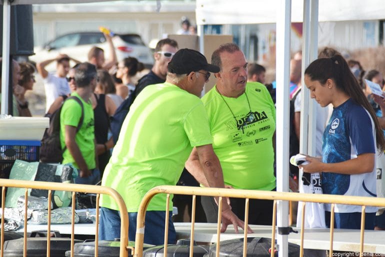 Mayorales haciendo su tareas