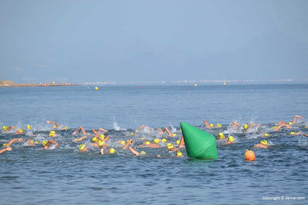Miguel Bou y Andrea Lucas ganadores en la Travesía 5000 a nado Mayorales de Sant Roc 7 nadadores en la travesia de 5000