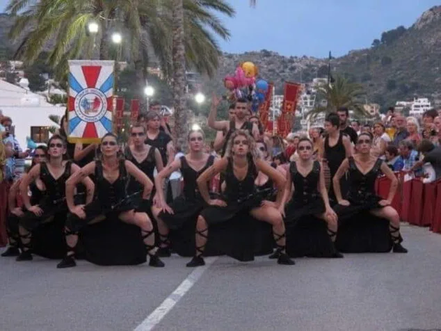 participacion en moros y cristianos batucada azalee grup de percussio el verger 1