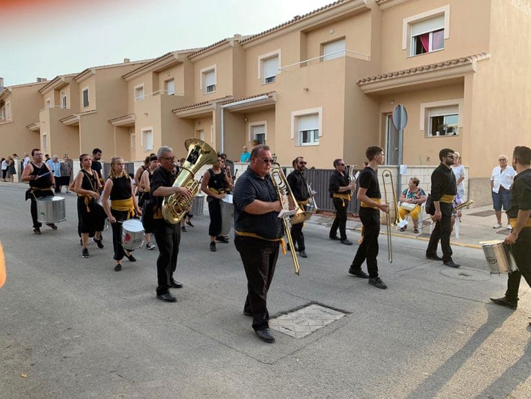 Grupo de percusión y vientos metales en el desfile de Moros y Cristianos - Batucada Azäleé Grup de Percussió d'El Verger