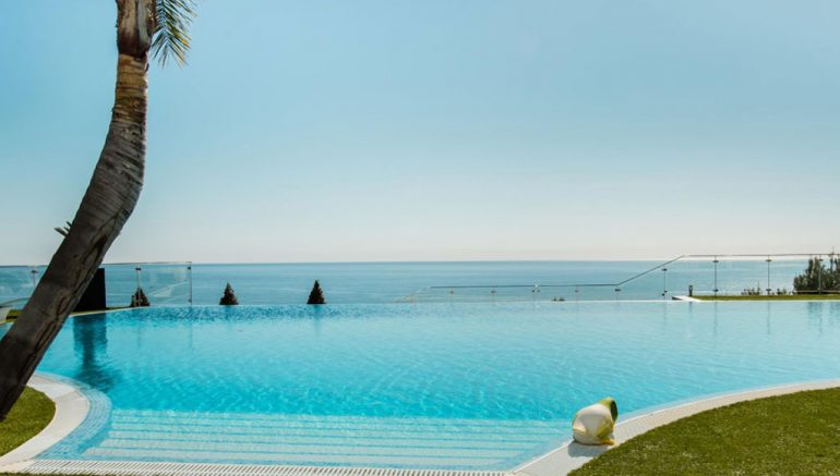Villa de luxe à Moraira avec piscine à débordement - Fine & Country Costa Blanca North