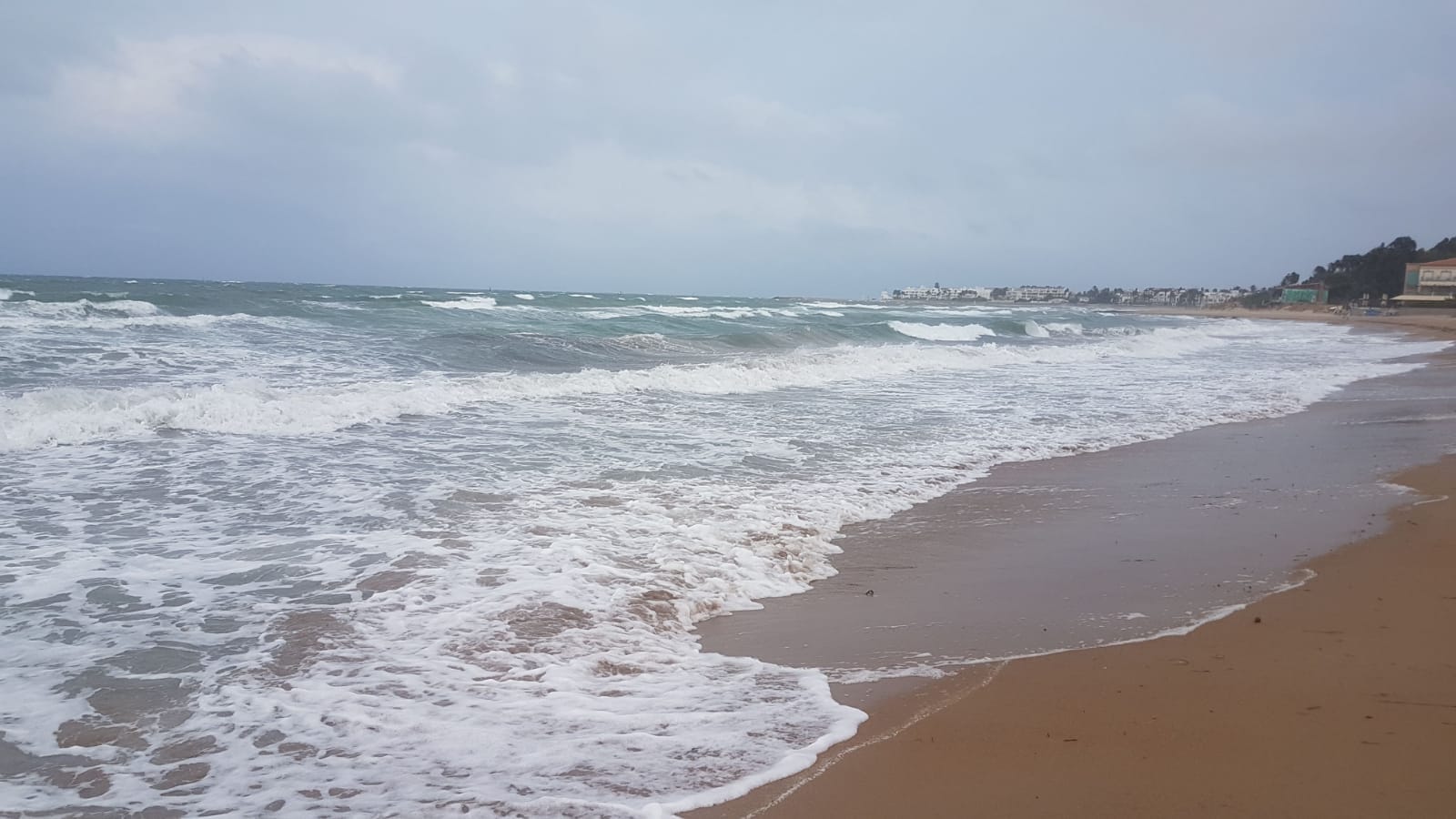 playa de els molins con bandera roja
