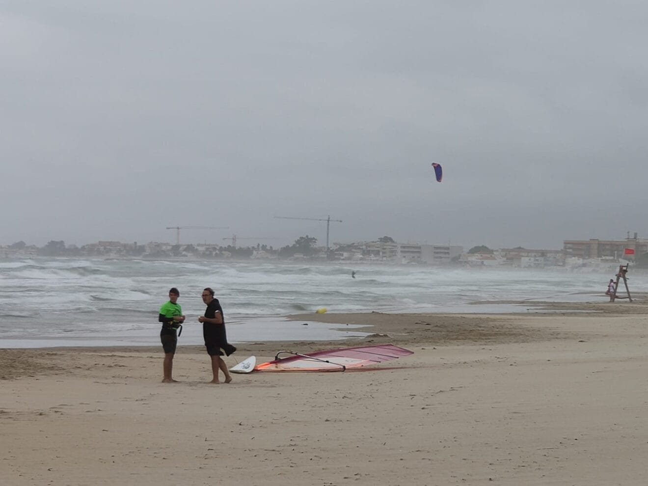 Playa de Les Deveses con roja