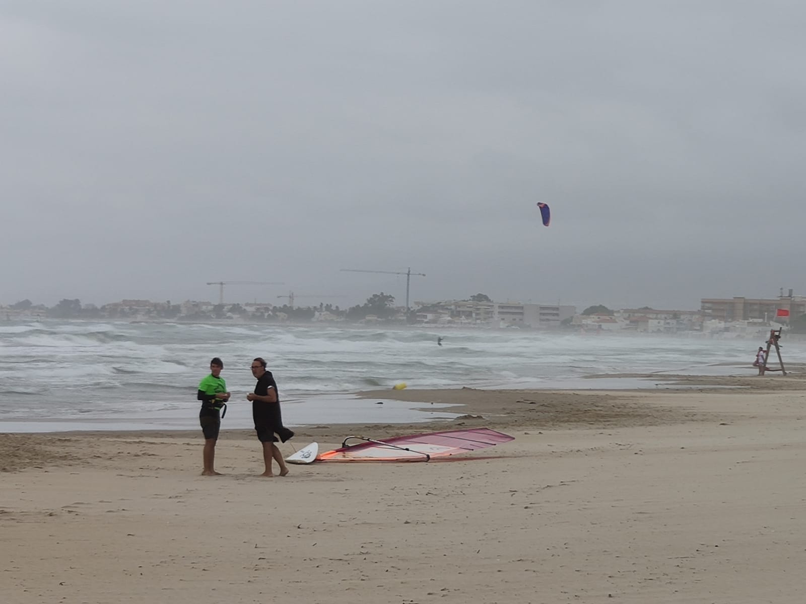 playa de les deveses con roja