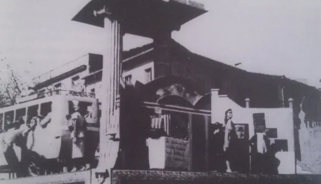 Imatge: Primer monument de la falla Centro