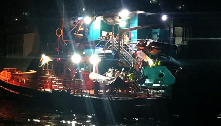 Salvamento Marítimo ayuda en la evacuación de pasajeros del fast ferry encallado