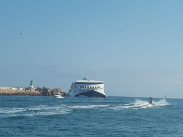 siguen los trabajos para desencallar el ferry