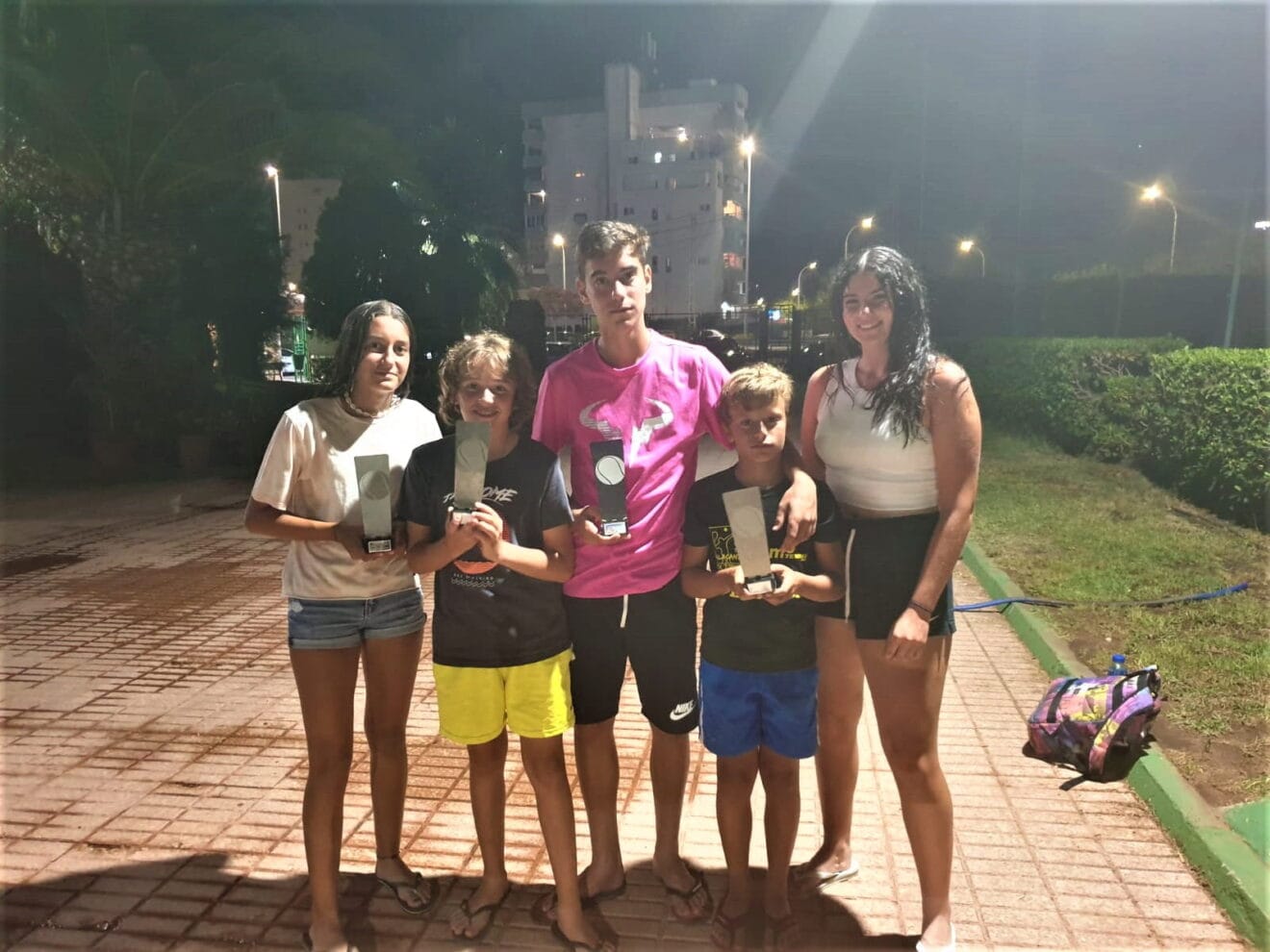 Tenistas del CT Dénia con sus trofeos en Gandía