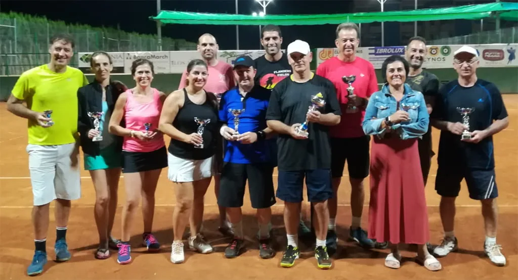Gran ambiente en el II Torneo Nocturno de Tenis y Pádel del Club Tenis Dénia 1 todos los finalistas de tenis y padel