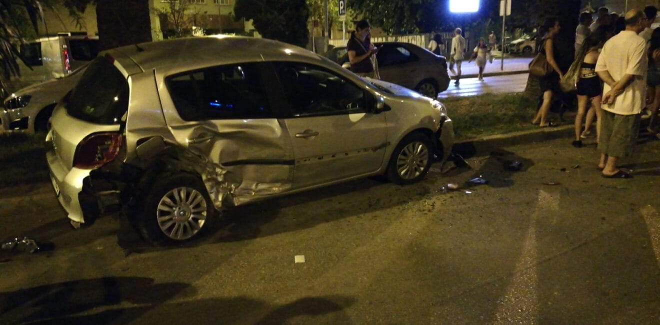 Un coche choca con varios estacionados y termina volcando