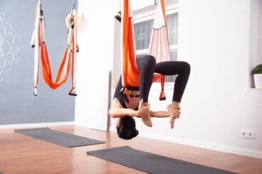 Aeroyoga en Dénia – Om Life Dénia