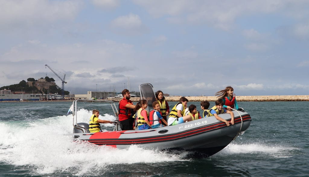 Imagen: Alumnos de la Escuela Náutica en lancha