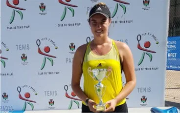 andrea redondo con su trofeo