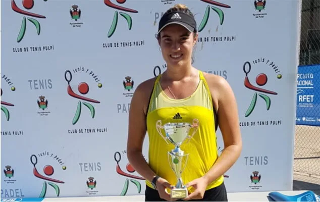 andrea redondo con su trofeo