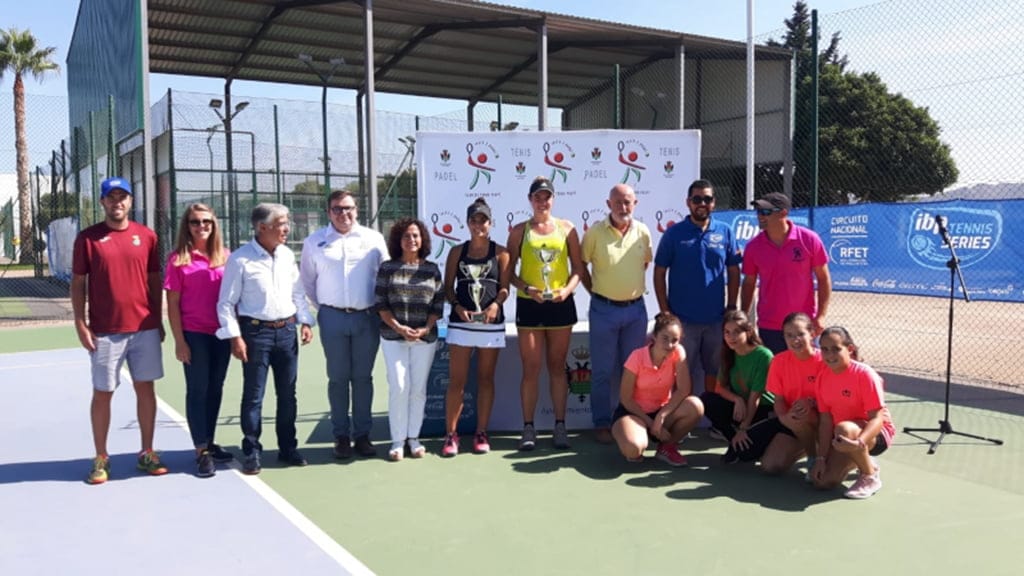 La dianense Andrea Redondo finalista en el 47º Torneo de Pulpí 2 Imagen: Andrea Redondo en la entrega de trofeos