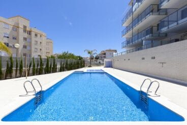 Piscina comunitaria de un apartamento de alquiler vacacional cerca de Dénia – Quality Rent a Villa
