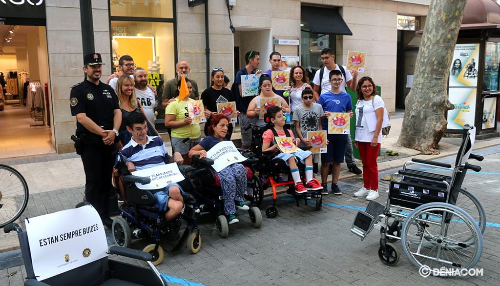 "Vuelvo en 5 minutos": las sillas de ruedas toman Marqués de Campo 1 Imagen: Ayuntamiento, policía local y varias asociaciones presentan la nueva campaña de movilidad