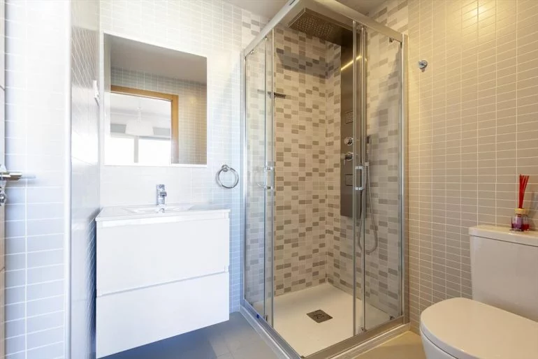 Baño moderno en apartamento de alquiler vacacional en Dénia - Quality Rent a Villa