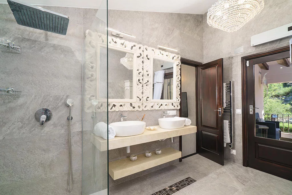Baño con acabados de lujo en una casa de alquiler en Dénia – Aguila Rent a Villa