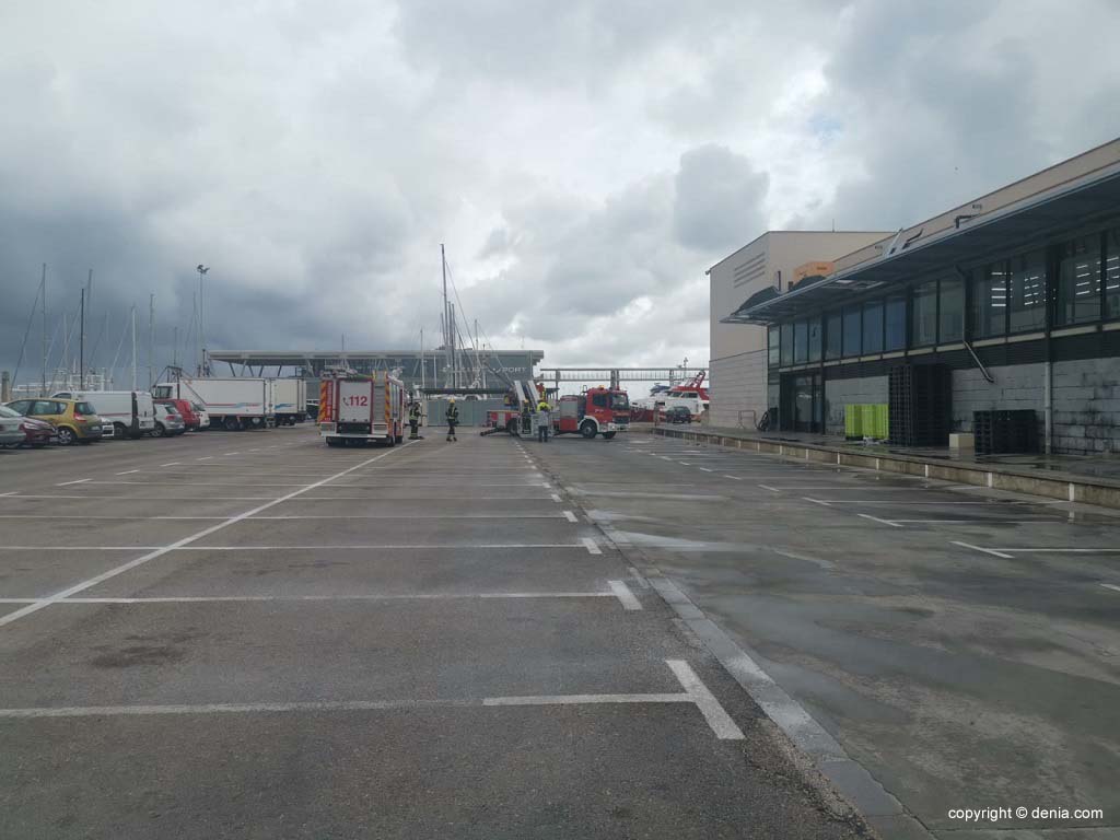 Imagen: Bomberos revisando los desperfectos del techado de la lonja