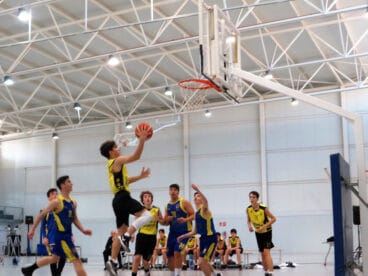 Cadete del Dénia Basquet entrando a canasta