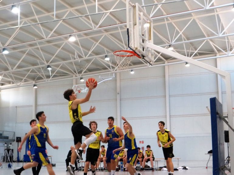 Cadete del Dénia Basquet entrando a canasta