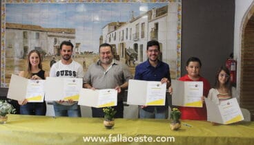 Cargos de la falla Oeste junto a los artistas falleros contratados