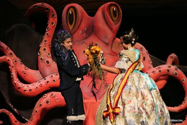 cesc entrega un ramo a paula tras colocar la banda