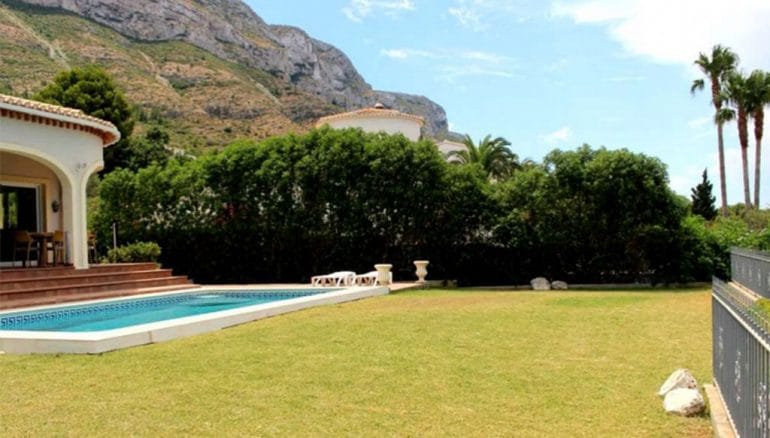 Chalet con jardín a la venta en Dénia - Stirling Ackroyd Spain
